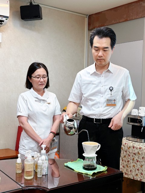 圖2-黃紹宗院長與護理主任一同體驗咖啡手作講座