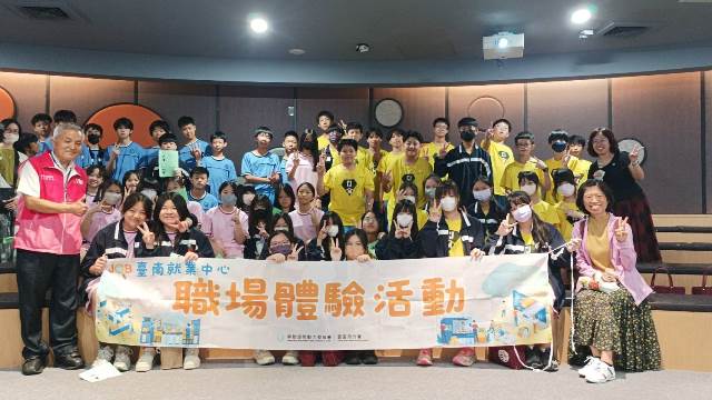圖一：勞動部雲嘉南分署台南就業中心攜手崇明國中，帶領學生前往奇美食品幸福工廠，展開一場結合職場探索與手作體驗的學習之旅。