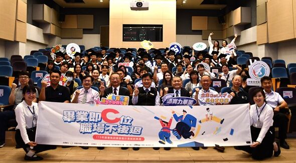 圖說1-來自吳鳳科大及崑山科大等2校、5系所的31位「雙軌訓練旗艦計畫」畢業生，於今日(5月15日)歡慶畢業，象徵正式開啟職涯新篇章