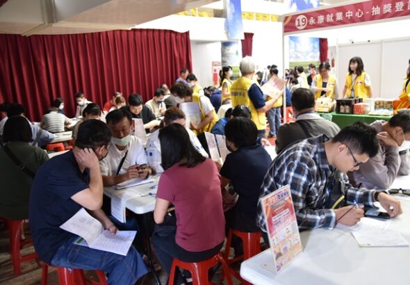 通傳_永康就業中心辦徵才，一早吸引不少民眾參與。
