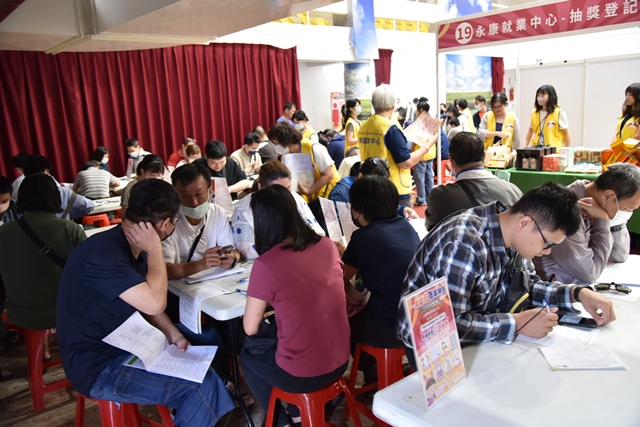 通傳_永康就業中心辦徵才，一早吸引不少民眾參與。