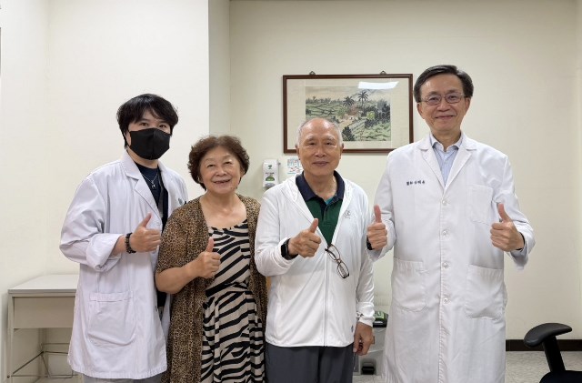 01-成大醫院首例「樂意保（Leqembi）」治療一周年。患者與失智症中心主任白明奇教授及醫
