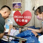 公關7-孫啓斌董事長代表致贈尿布給臥床的阿勇媽媽表示關心與關懷之意