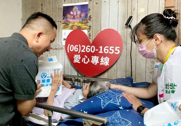 公關7-孫啓斌董事長代表致贈尿布給臥床的阿勇媽媽表示關心與關懷之意