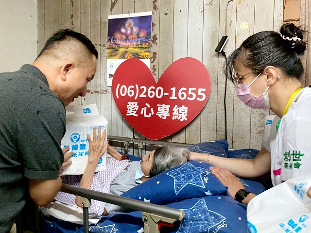 公關7-孫啓斌董事長代表致贈尿布給臥床的阿勇媽媽表示關心與關懷之意