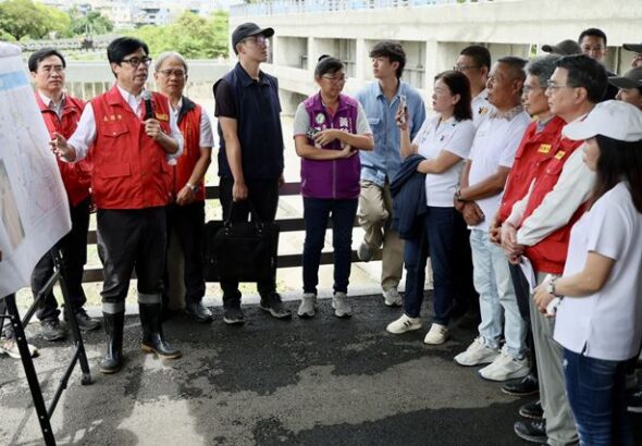 圖1 市長陳其邁陪同行政院長卓榮泰視察典寶溪白米滯洪池，建請中央支持區域排水改善計畫，建構更完善的城市防洪網。