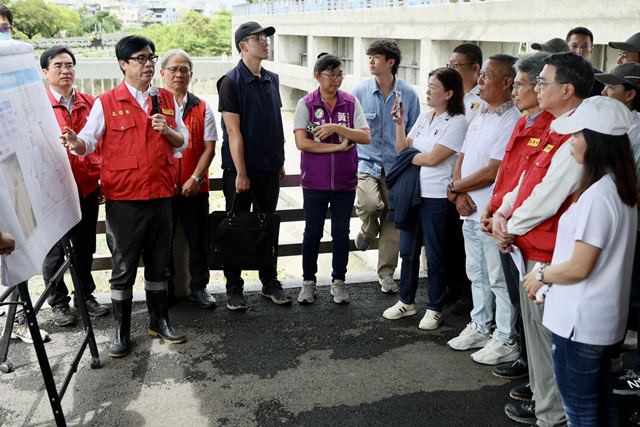 圖1 市長陳其邁陪同行政院長卓榮泰視察典寶溪白米滯洪池，建請中央支持區域排水改善計畫，建構更完善的城市防洪網。
