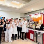 圖1-胸腔病院黃紹宗院長(右1)率主管及同仁共同體驗智FUN機咖啡服務