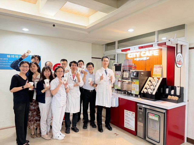 圖1-胸腔病院黃紹宗院長(右1)率主管及同仁共同體驗智FUN機咖啡服務