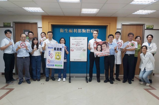 圖1-胸腔病院黃紹宗院長率領院內團隊參與無菸檳醫院宣誓簽署活動。