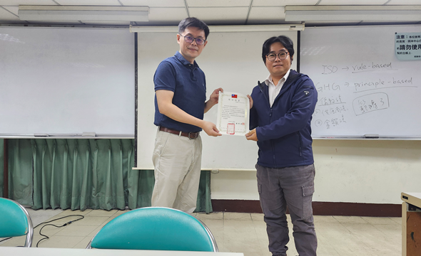 通傳-圖1.王祥名(右)參加台南市工業會辦理的「產業人才投資方案」溫室氣體相關課程，期間還順利考取「iPAS淨零碳規劃管理師（初級）」證照，為自己職涯加分。