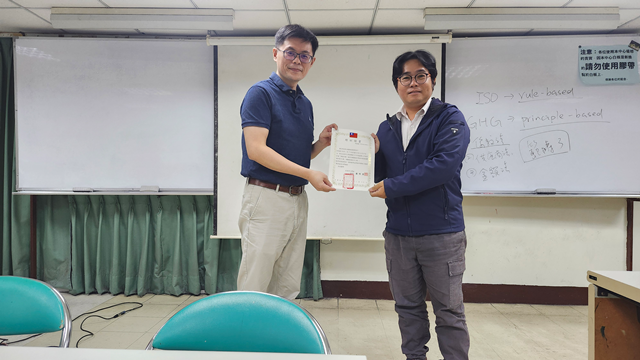 通傳-圖1.王祥名(右)參加台南市工業會辦理的「產業人才投資方案」溫室氣體相關課程，期間還順利考取「iPAS淨零碳規劃管理師（初級）」證照，為自己職涯加分。