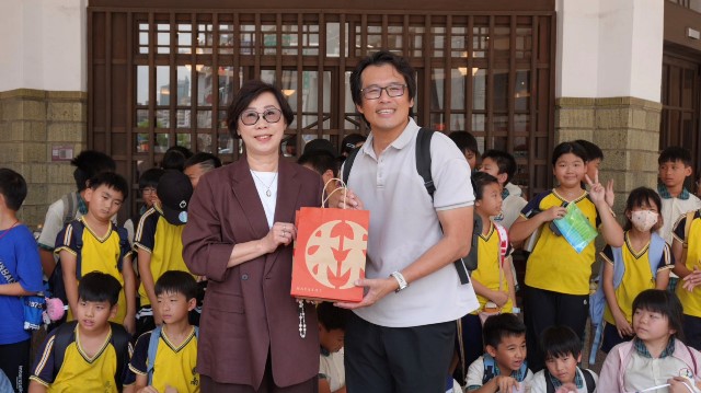 高青集團陳慧姝總經理與嘉南國小校長合影