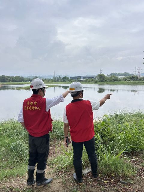 圖1 市長陳其邁視察正義滯洪池及觀音湖滯洪池防洪設施運作情形。
