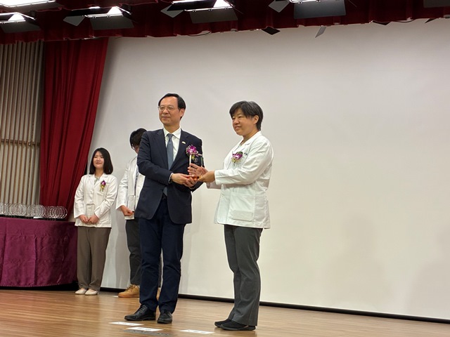 圖1-衛生福利部石崇良部長(左)與胸腔病院林佩玉藥師(右)合影