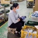 圖說：64歲的阿霞透過嘉義就業中心媒合至陸功工業，如今已穩定就業邁向第3年，工作時展現極佳的細心與耐性，熟練進行零件包裝。