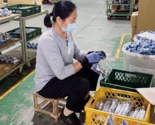 圖說：64歲的阿霞透過嘉義就業中心媒合至陸功工業，如今已穩定就業邁向第3年，工作時展現極佳的細心與耐性，熟練進行零件包裝。