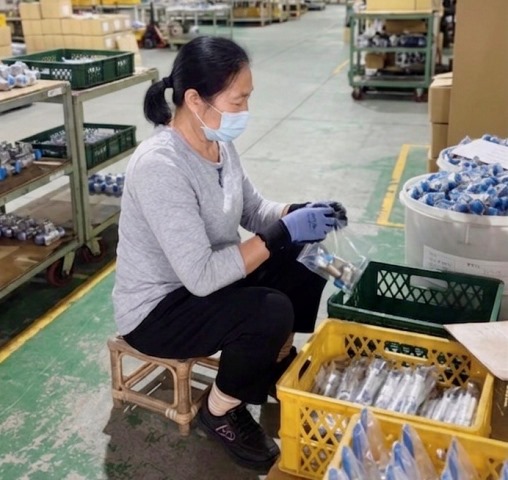 圖說：64歲的阿霞透過嘉義就業中心媒合至陸功工業，如今已穩定就業邁向第3年，工作時展現極佳的細心與耐性，熟練進行零件包裝。