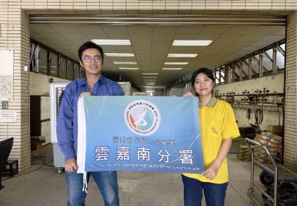 通傳-南分署銲接女選手郭于瑄(右)，感謝職訓師謝秉富(左)的陪伴及耐心教導，今年希望不負期望、力奪佳績
