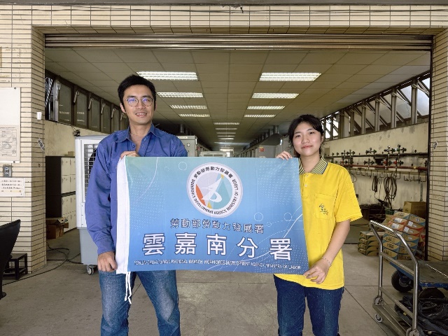 通傳-南分署銲接女選手郭于瑄(右)，感謝職訓師謝秉富(左)的陪伴及耐心教導，今年希望不負期望、力奪佳績