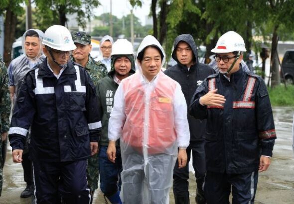 圖1-市長陳其邁陪同賴清德總統視察五甲尾滯洪池及永安排水工程，感謝中央支持50億元治水預算，大幅降低典寶溪及大遼排水流域等地區大面積淹水風險。
