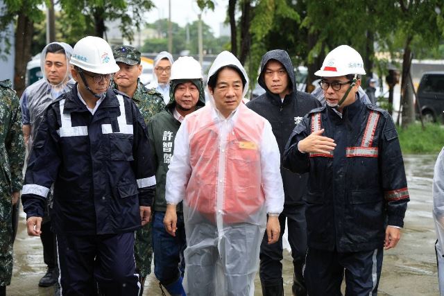 圖1-市長陳其邁陪同賴清德總統視察五甲尾滯洪池及永安排水工程，感謝中央支持50億元治水預算，大幅降低典寶溪及大遼排水流域等地區大面積淹水風險。
