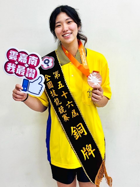 圖1.雲嘉南分署銲接職類選手郭于瑄，勇奪第56屆全國技能競賽銲接職類銅牌，不僅是該職類本屆唯一女性得獎者，也是南分署首位全國賽銲接職類獲獎女選手。