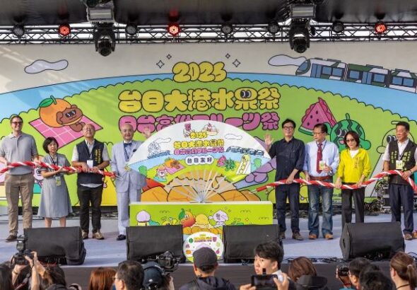 圖2 高雄市長陳其邁出席「台日大港水果祭」開幕式，邀請市民品嚐台日鮮果，並前往熊本應援攤位為受影響民眾加油打氣，展現台日深厚情誼。