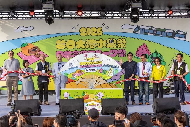 圖2 高雄市長陳其邁出席「台日大港水果祭」開幕式，邀請市民品嚐台日鮮果，並前往熊本應援攤位為受影響民眾加油打氣，展現台日深厚情誼。