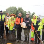 圖7 陳其邁接續前往永安橋及中圳溪，親自慰問冒雨清淤的環保局清潔人員，肯定第一線同仁堅守崗位、迅速排除排水阻礙之辛勞。