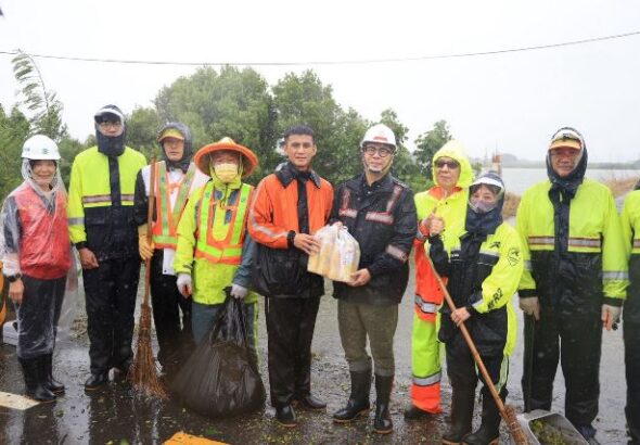 圖7 陳其邁接續前往永安橋及中圳溪，親自慰問冒雨清淤的環保局清潔人員，肯定第一線同仁堅守崗位、迅速排除排水阻礙之辛勞。