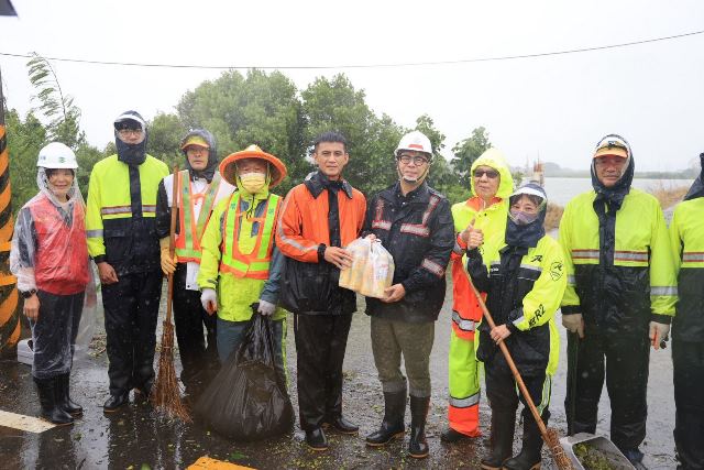 圖7 陳其邁接續前往永安橋及中圳溪，親自慰問冒雨清淤的環保局清潔人員，肯定第一線同仁堅守崗位、迅速排除排水阻礙之辛勞。