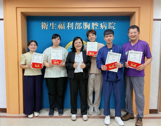 圖２＿胸腔病院代理院長賴慧貞頒獎表揚健走里程前五名同仁，肯定同仁健康行動力。
