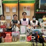 家扶兒自助人助捲起衣袖參與助學特賣會