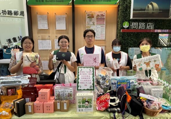 家扶兒自助人助捲起衣袖參與助學特賣會
