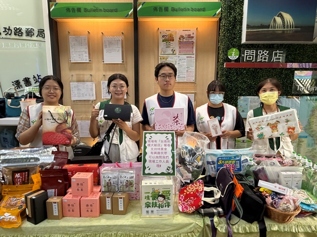 家扶兒自助人助捲起衣袖參與助學特賣會