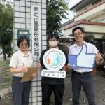 通傳3-泰定企業協理王凱澤(右)及斗六就業中心就服員古家芳(左)，皆肯定阿良(中)認真的工作態度