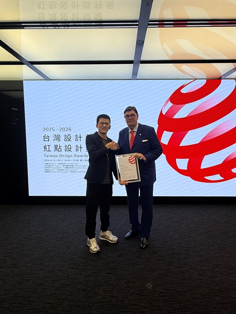 02.施智偉教授(左)與紅點設計獎創辦人暨執行長 Peter Zec(右)合影