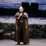 衛武營藝術總監暨《遊唱詩人》指揮簡文彬於記者會上著戲服亮。相攝影：李建霖，衛武營國家藝術文化中心提供。