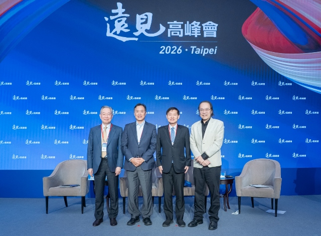 01南臺科技大學校長黃能富（左二）受邀出席「2026第24屆遠見高峰會」，與論壇主持人臺灣