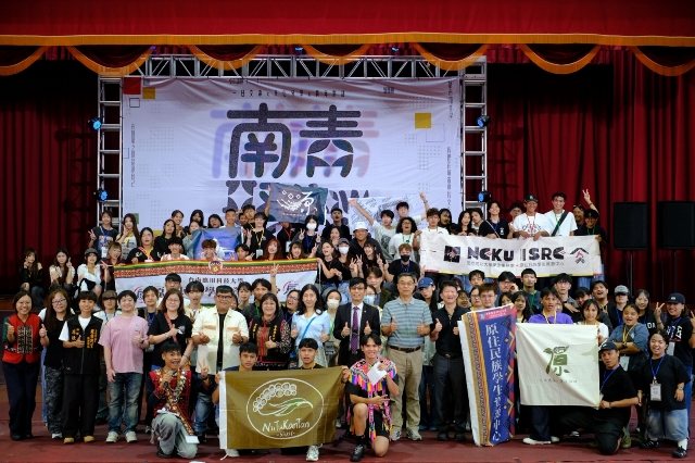 01臺南市政府及各南區大學貴賓及師長於「南青聚NOW」活動中合照。