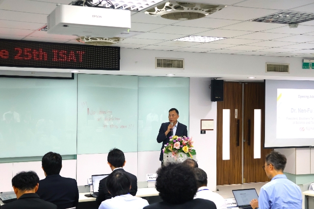 02南臺科技大學黃能富校長於研討會開幕典禮上致詞。