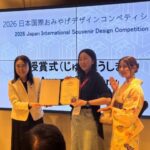 03三麗鷗Hello Kitty樂園設施長柳內和子（左）頒發學生組金獎予南臺科大視傳系學生洪翊玲