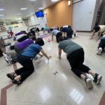 圖1-胸腔病院同仁參與健康促進課程，進行壺鈴運動熱身。