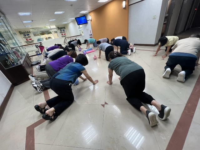 圖1-胸腔病院同仁參與健康促進課程，進行壺鈴運動熱身。