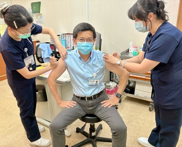 圖1-胸腔病院張自強副院長率先接種「左流右新」疫苗 (2)