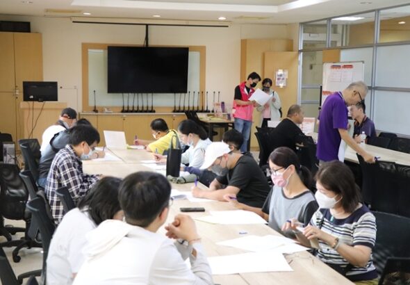 圖一：台南就業中心重陽節前辦徵才，幫助民眾與廠商面對面進行交流。