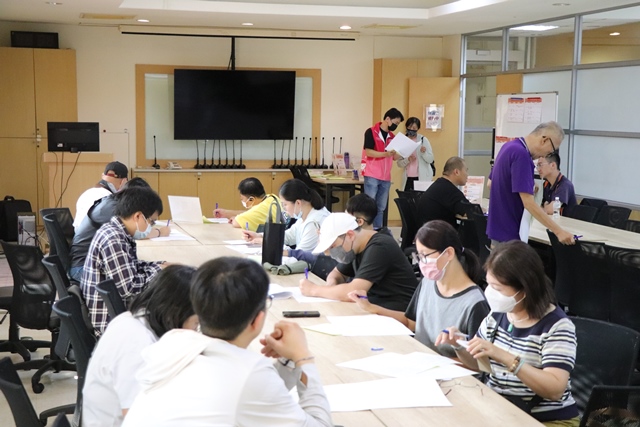 圖一：台南就業中心重陽節前辦徵才，幫助民眾與廠商面對面進行交流。