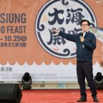 圖說1 市長陳其邁出席「2026彌陀港虱目魚文化節」，迎接滿載漁獲的大船入港，並扮演一日拍賣員，把尚青海味送到鄉親手中。