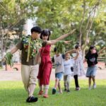 自然而然劇團_五色鳥之章演出劇照戶外版_與觀眾互動1